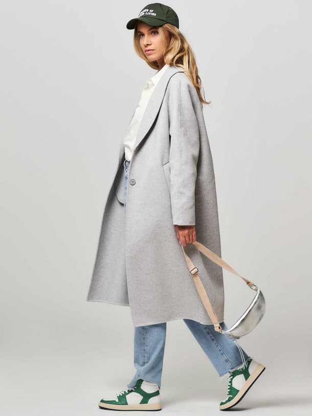 Ontdek de Dadoulove wolmix gemêleerde mantel van American Vintage in de kleur lichtgrijs bij Orangebag. Op werkdagen voor 21:45 besteld, morgen in huis.