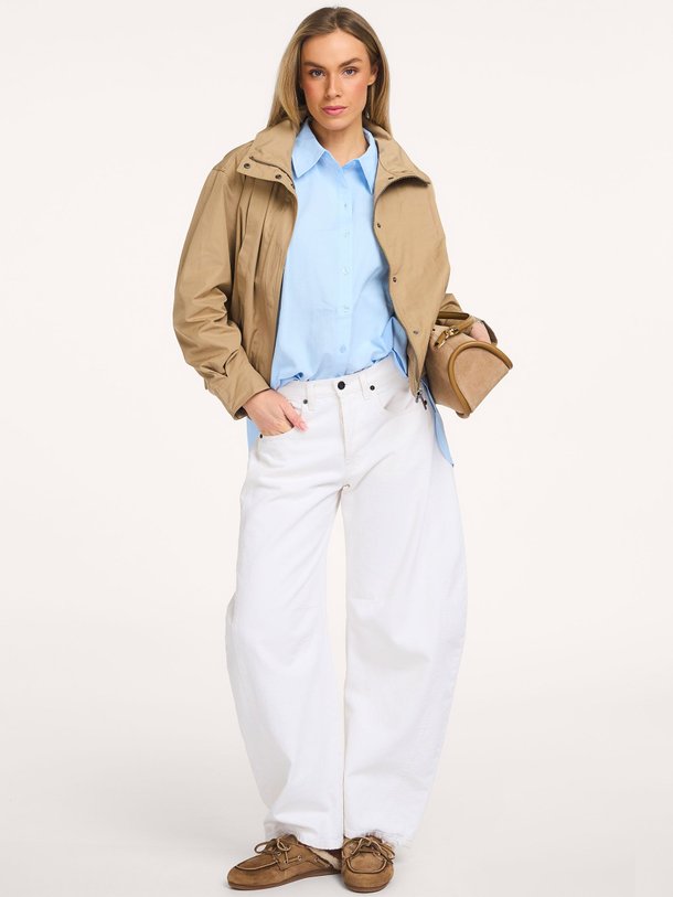 Ontdek de Francis katoenmix jack van Co'Couture in de kleur Zand bij Orangebag. Op werkdagen voor 21:45 besteld, morgen in huis.