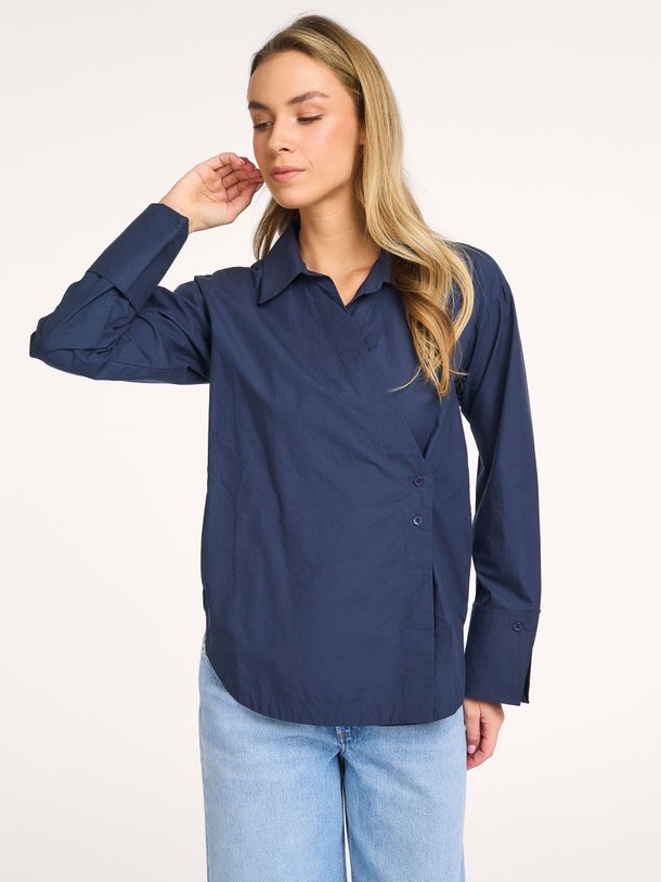 Ontdek de Maud organic cotton blouse van Alchemist in de kleur Donkerblauw bij Orangebag. Op werkdagen voor 21:45 besteld, morgen in huis.