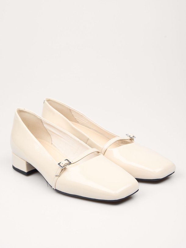 Ontdek de Debbi laklederen ballerina's van Vagabond Shoemakers in de kleur crème bij Orangebag. Op werkdagen voor 21:45 besteld, morgen in huis.