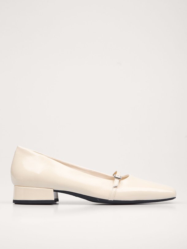 Ontdek de Debbi laklederen ballerina's van Vagabond Shoemakers in de kleur crème bij Orangebag. Op werkdagen voor 21:45 besteld, morgen in huis.