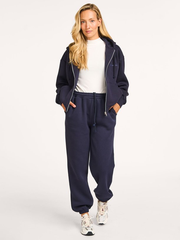 Ontdek de Tia katoenmix joggingbroek van Modstrom in de kleur donkerblauw bij Orangebag. Op werkdagen voor 21:45 besteld, morgen in huis.