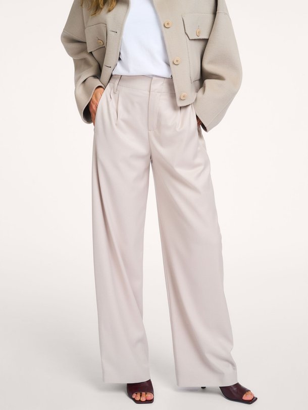 Ontdek de Jealous viscosemix pantalon van Drykorn in de kleur Beige bij Orangebag. Op werkdagen voor 21:45 besteld, morgen in huis.