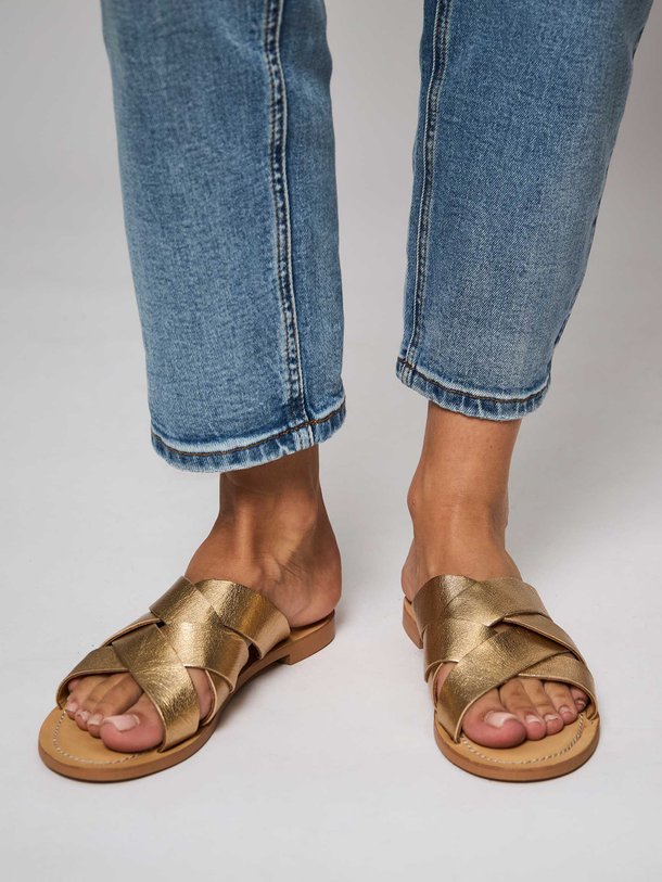 Ontdek de Nova lederen metallic slippers van Ivylee Copenhagen in de kleur goudkleur bij Orangebag. Op werkdagen voor 21:45 besteld, morgen in huis.
