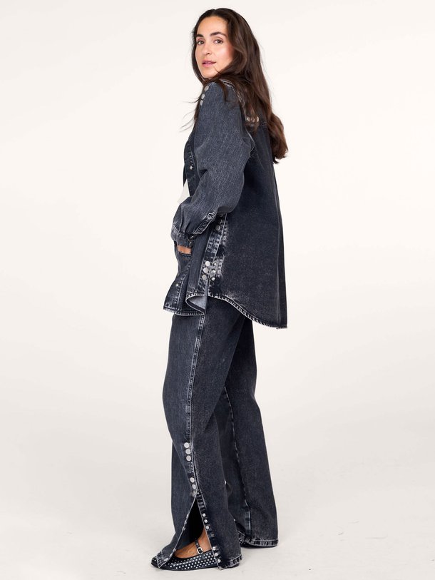 Ontdek de Zuva high waist straigt fit jeans van Gestuz in de kleur donkergrijs bij Orangebag. Op werkdagen voor 21:45 besteld, morgen in huis.