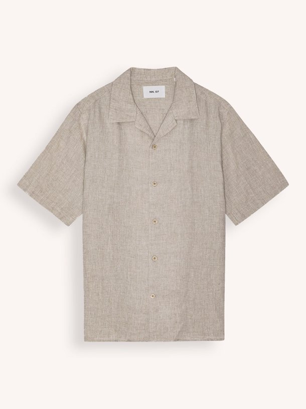 Ontdek de Julio linnen overhemd van NN.07 in de kleur zand bij Orangebag. Op werkdagen voor 21:45 besteld, morgen in huis.