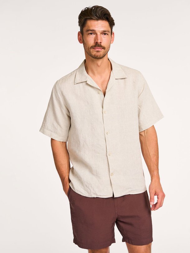 Ontdek de Julio linnen overhemd van NN.07 in de kleur zand bij Orangebag. Op werkdagen voor 21:45 besteld, morgen in huis.