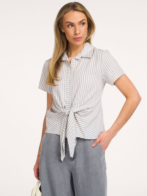 Ontdek de Telia, viscosemix gestreepte blouse van Freebird bij Orangebag. Op werkdagen voor 21:45 besteld, morgen in huis.