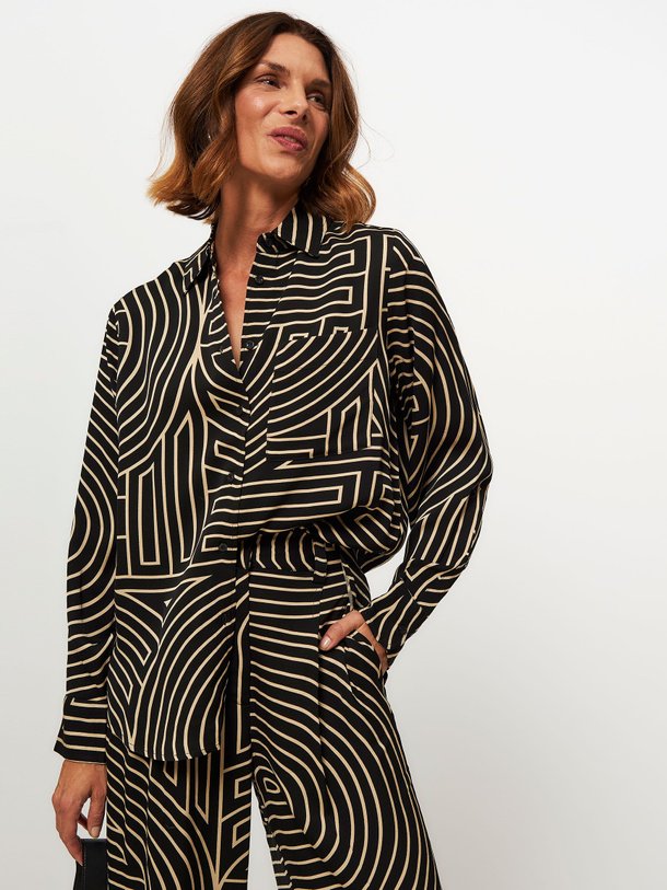Ontdek de Liven viscose blouse met print van Second Female in de kleur zwart bij Orangebag. Op werkdagen voor 21:45 besteld, morgen in huis.