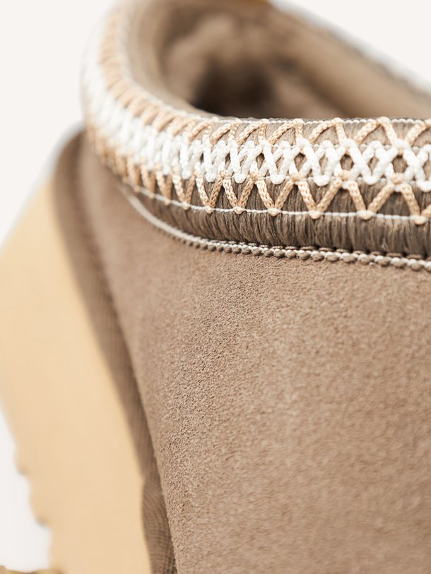 Ontdek de Tazz suède instappers van Ugg in de kleur Taupe bij Orangebag. Op werkdagen voor 21:45 besteld, morgen in huis.