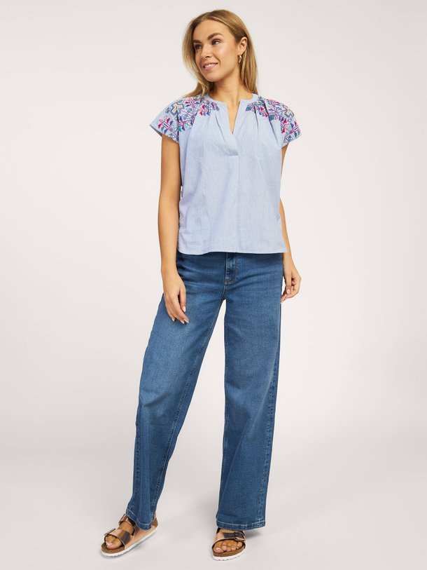 Ontdek de Amie katoenen gestreepte top met borduursel van By-Bar in de kleur lichtblauw bij Orangebag. Op werkdagen voor 21:45 besteld, morgen in huis.