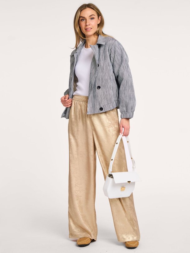 Ontdek de Blake geweven metallic wide leg broek van Knit-ted in de kleur goudkleur bij Orangebag. Op werkdagen voor 21:45 besteld, morgen in huis.