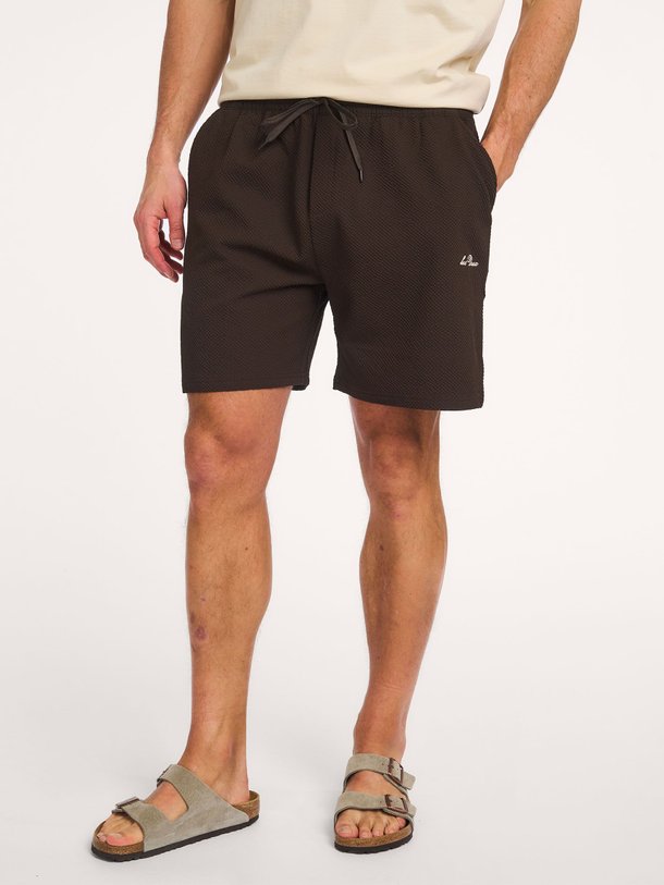 Ontdek de Stan geweven seersucker zwembroek van Les Deux in de kleur Donkerbruin bij Orangebag. Op werkdagen voor 21:45 besteld, morgen in huis.