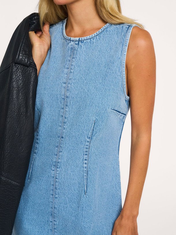 Ontdek de Vilmer denim jurk van Modstrom in de kleur Blauw bij Orangebag. Op werkdagen voor 21:45 besteld, morgen in huis.