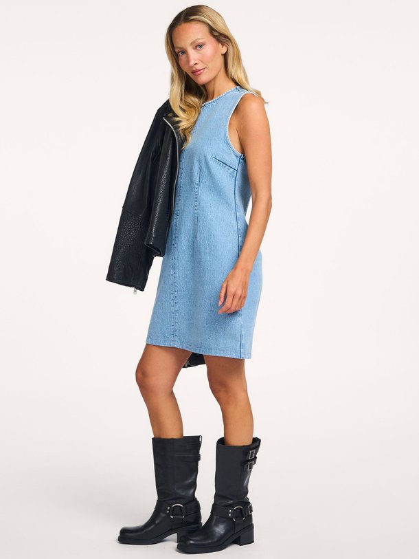 Ontdek de Vilmer denim jurk van Modstrom in de kleur Blauw bij Orangebag. Op werkdagen voor 21:45 besteld, morgen in huis.