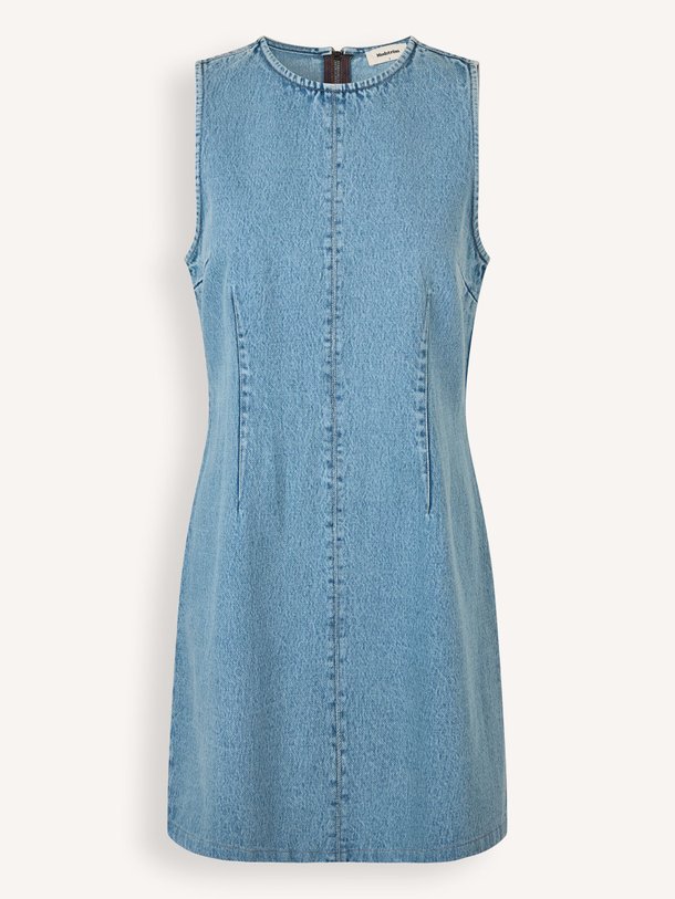Ontdek de Vilmer denim jurk van Modstrom in de kleur Blauw bij Orangebag. Op werkdagen voor 21:45 besteld, morgen in huis.