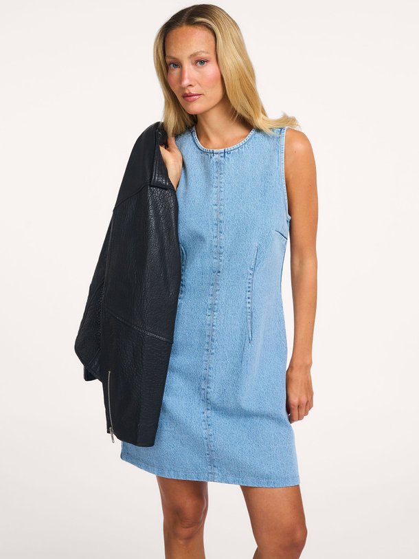 Ontdek de Vilmer denim jurk van Modstrom in de kleur Blauw bij Orangebag. Op werkdagen voor 21:45 besteld, morgen in huis.