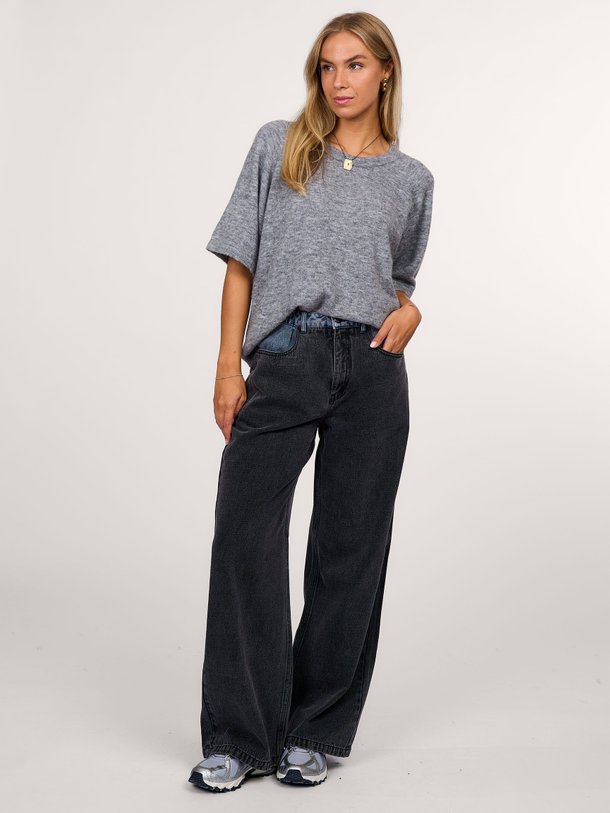 Ontdek de Charlee high waist straight fit jeans van Copenhagen Muse in de kleur grijs bij Orangebag. Op werkdagen voor 21:45 besteld, morgen in huis.