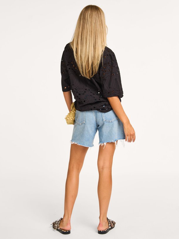 Ontdek de Baylor katoenen broderie blouse van Gestuz in de kleur zwart bij Orangebag. Op werkdagen voor 21:45 besteld, morgen in huis.