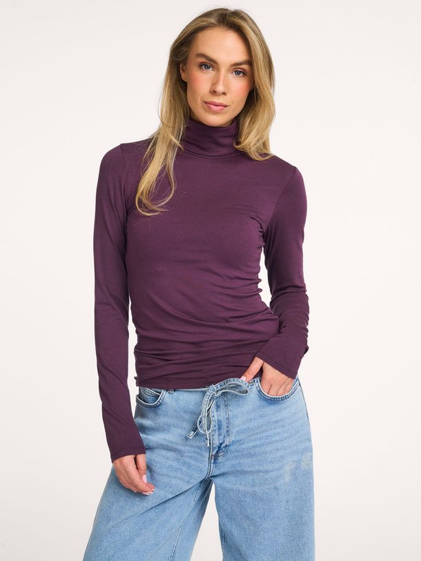 Ontdek de Tanner katoenmix top met col van Modstrom in de kleur Aubergine bij Orangebag. Op werkdagen voor 21:45 besteld, morgen in huis.