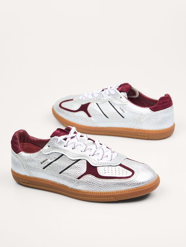 Ontdek de Tb.490 lederen metallic sneakers van Alohas in de kleur Zilverkleur bij Orangebag. Op werkdagen voor 21:45 besteld, morgen in huis.