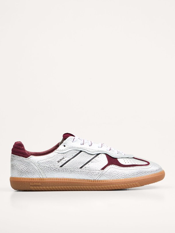 Ontdek de Tb.490 lederen metallic sneakers van Alohas in de kleur Zilverkleur bij Orangebag. Op werkdagen voor 21:45 besteld, morgen in huis.