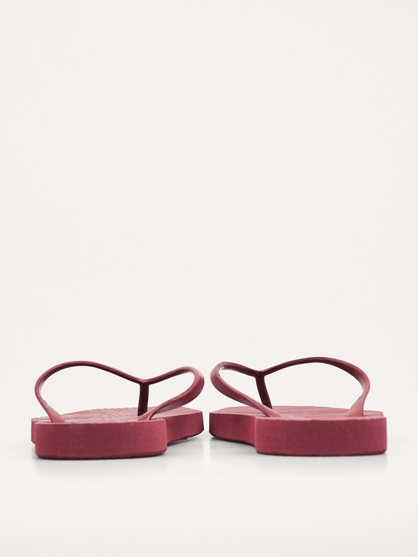 Ontdek de Tapered rubberen slippers van Sleepers in de kleur bordeauxrood bij Orangebag. Op werkdagen voor 21:45 besteld, morgen in huis.