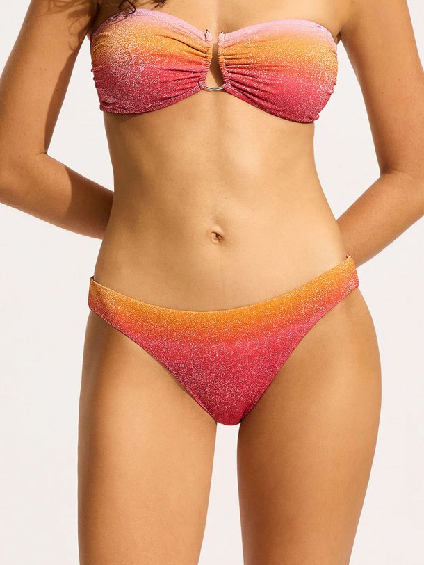 Ontdek de Spectrum hipster pant van Seafolly in de kleur roze bij Orangebag. Op werkdagen voor 21:45 besteld, morgen in huis.