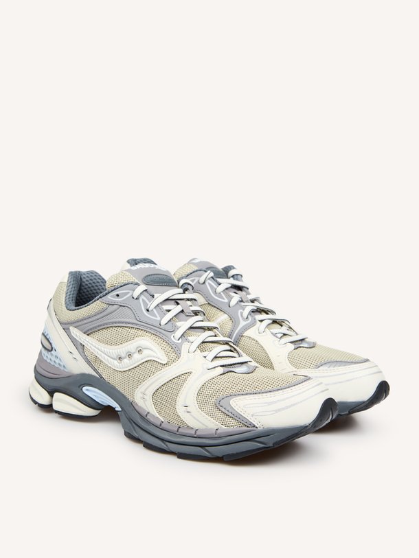 Ontdek de Progrid Triumph 4 sneakers met mesh van Saucony in de kleur Zilverkleur bij Orangebag. Op werkdagen voor 21:45 besteld, morgen in huis.