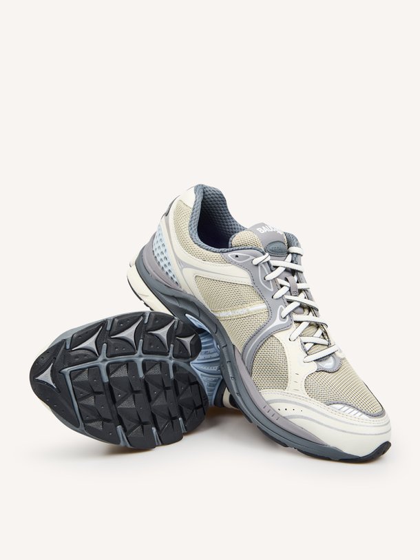 Ontdek de Progrid Triumph 4 sneakers met mesh van Saucony in de kleur Zilverkleur bij Orangebag. Op werkdagen voor 21:45 besteld, morgen in huis.