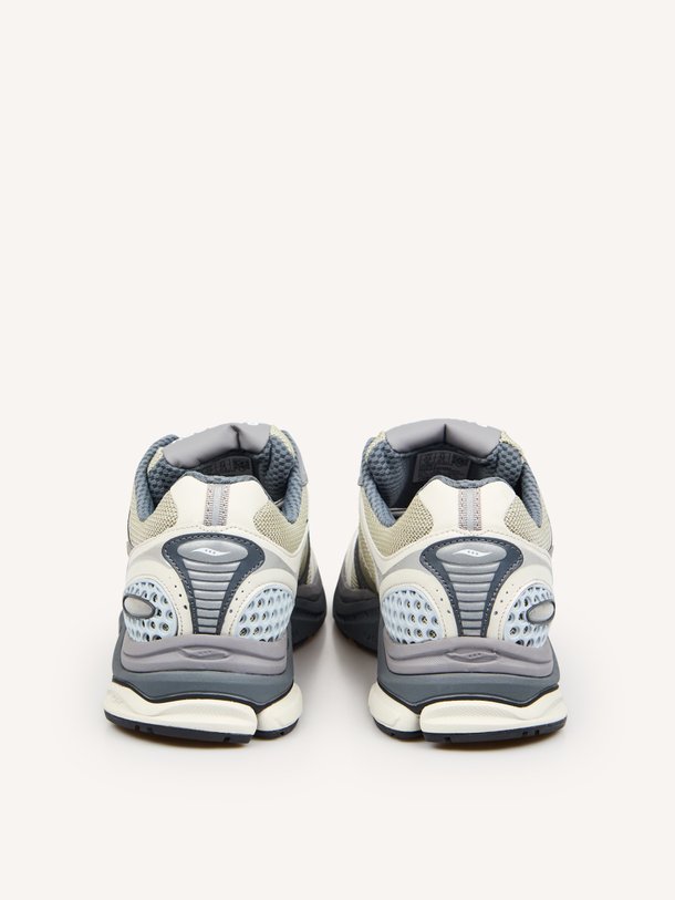 Ontdek de Progrid Triumph 4 sneakers met mesh van Saucony in de kleur Zilverkleur bij Orangebag. Op werkdagen voor 21:45 besteld, morgen in huis.