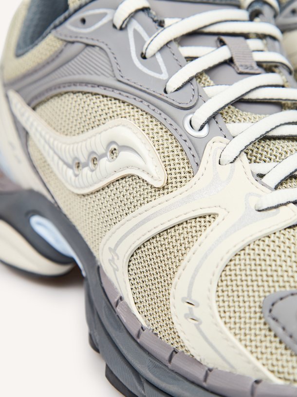 Ontdek de Progrid Triumph 4 sneakers met mesh van Saucony in de kleur Zilverkleur bij Orangebag. Op werkdagen voor 21:45 besteld, morgen in huis.