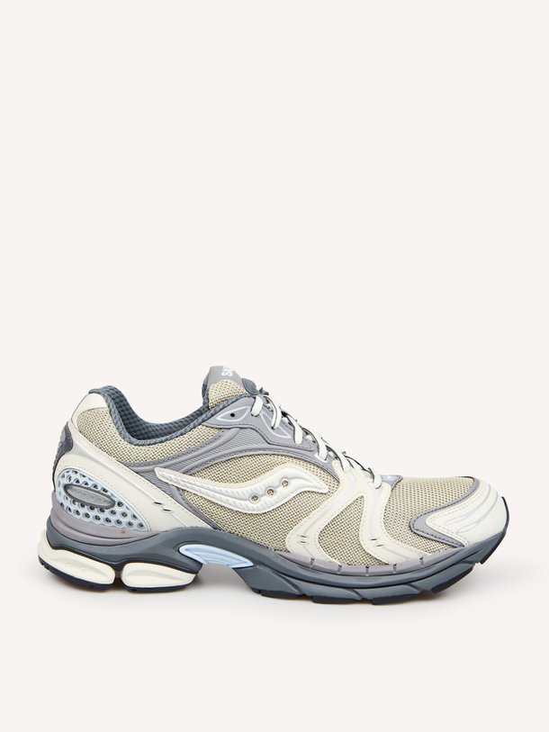 Ontdek de Progrid Triumph 4 sneakers met mesh van Saucony in de kleur Zilverkleur bij Orangebag. Op werkdagen voor 21:45 besteld, morgen in huis.