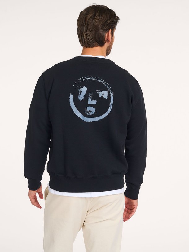 Ontdek de Organic cotton logo sweater van OLAF in de kleur Zwart bij Orangebag. Op werkdagen voor 21:45 besteld, morgen in huis.