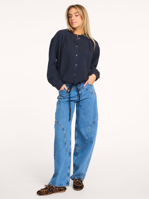 Ontdek de Chelsy katoenen blouse met borduursel van Bellerose in de kleur Donkerblauw bij Orangebag. Op werkdagen voor 21:45 besteld, morgen in huis.