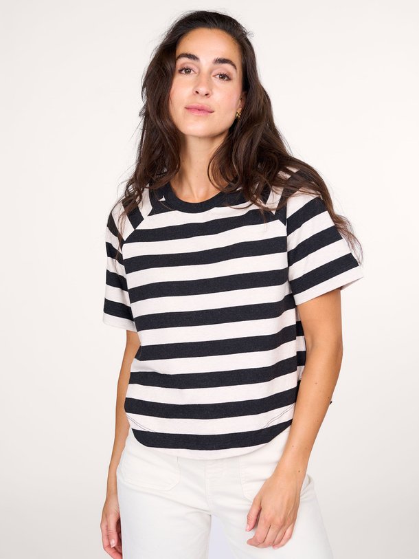 Ontdek de M441 Organic cotton T-shirt met gestreept dessin van Majestic Filatures in de kleur zand bij Orangebag. Op werkdagen voor 21:45 besteld, morgen in huis.