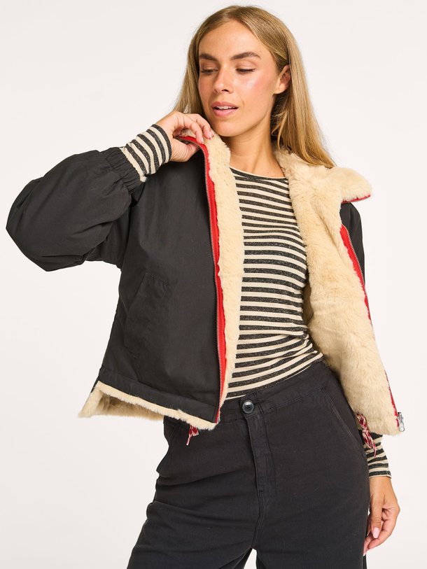 Ontdek de Loud02 reversible katoenmix jas van Bellerose in de kleur donkergroen bij Orangebag. Op werkdagen voor 21:45 besteld, morgen in huis.