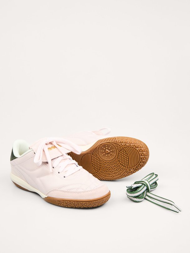 Ontdek de Gold Indoor lederen sneakers van Diadora in de kleur Lichtroze bij Orangebag. Op werkdagen voor 21:45 besteld, morgen in huis.