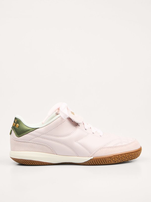 Ontdek de Gold Indoor lederen sneakers van Diadora in de kleur Lichtroze bij Orangebag. Op werkdagen voor 21:45 besteld, morgen in huis.
