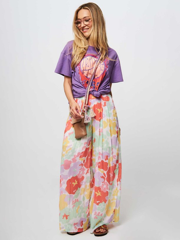 Ontdek de Jane viscose broek met print van Poppy Field in de kleur koraal bij Orangebag. Op werkdagen voor 21:45 besteld, morgen in huis.