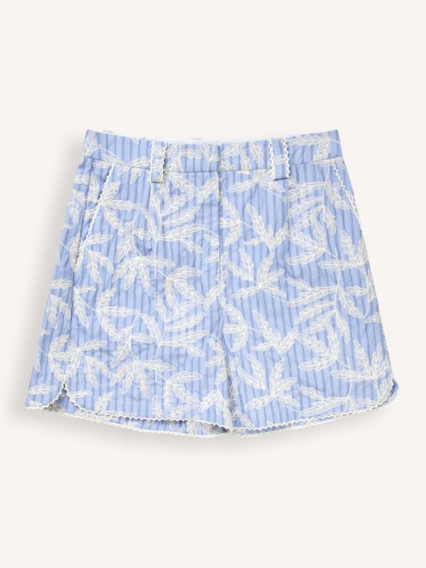 Ontdek de Fidelma oragnic cotton short met borduursel van Munthe in de kleur lichtblauw bij Orangebag. Op werkdagen voor 21:45 besteld, morgen in huis.