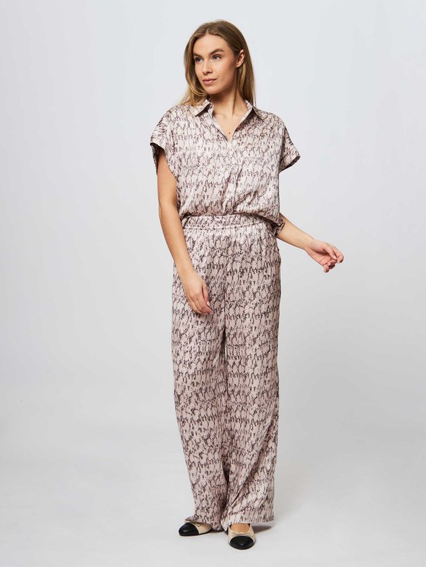 Ontdek de Zev geweven broek met print van Dante 6 in de kleur mauve bij Orangebag. Op werkdagen voor 21:45 besteld, morgen in huis.