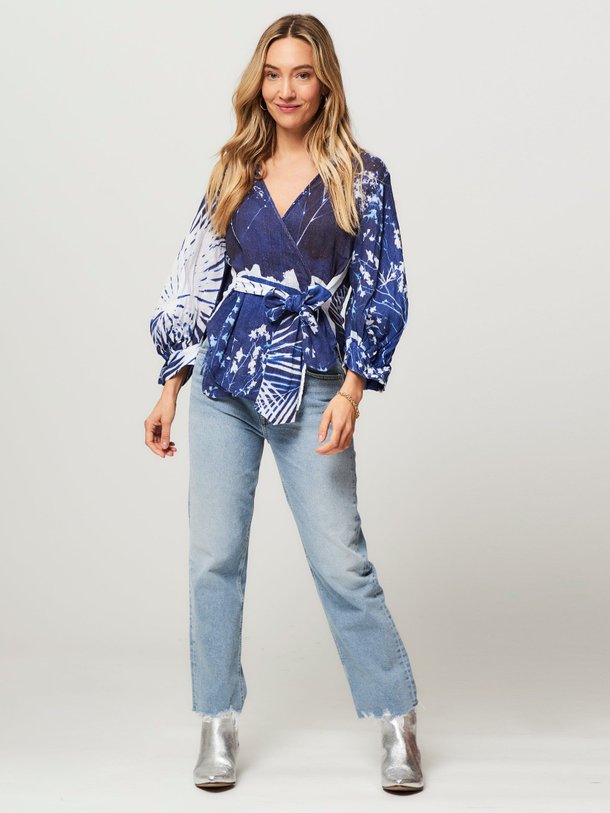 Ontdek de Cemini linnen overslag top met print van Mes Demoiselles in de kleur donkerblauw bij Orangebag. Op werkdagen voor 21:45 besteld, morgen in huis.