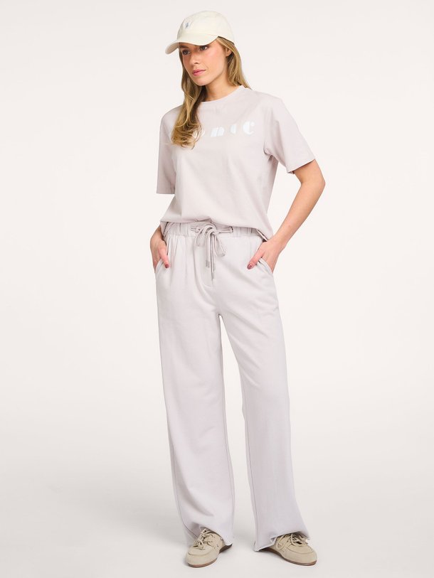 Ontdek de Katoenen broek van Yaya in de kleur Lichtgrijs bij Orangebag. Op werkdagen voor 21:45 besteld, morgen in huis.