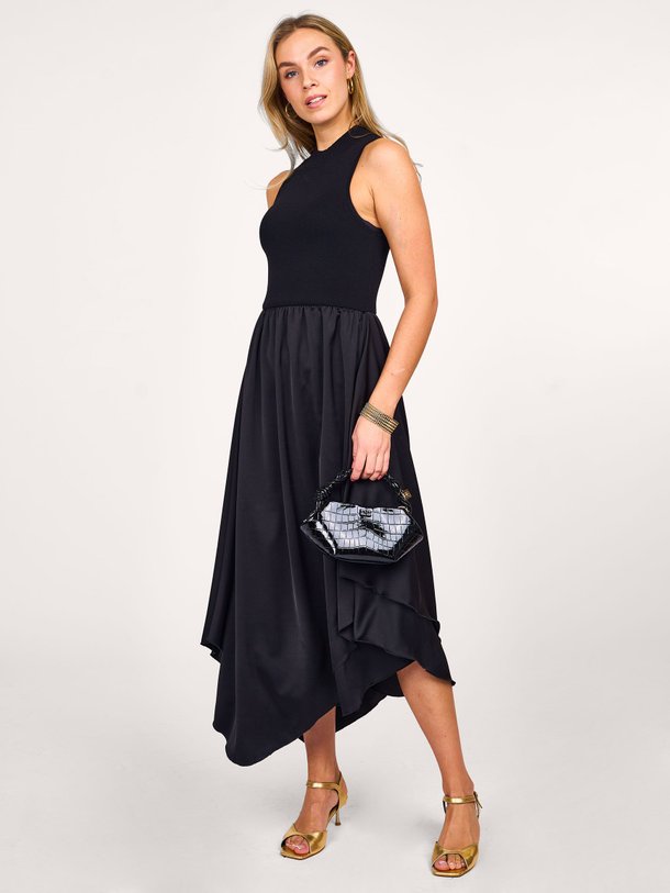 Ontdek de Sama viscosemix jurk van Gestuz in de kleur zwart bij Orangebag. Op werkdagen voor 21:45 besteld, morgen in huis.