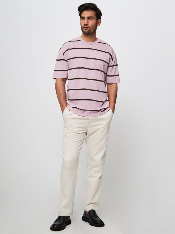 Ontdek de Sahakeem katoenmix gestreept slub T-shirt van Samsoe Samsoe in de kleur lila bij Orangebag. Op werkdagen voor 21:45 besteld, morgen in huis.