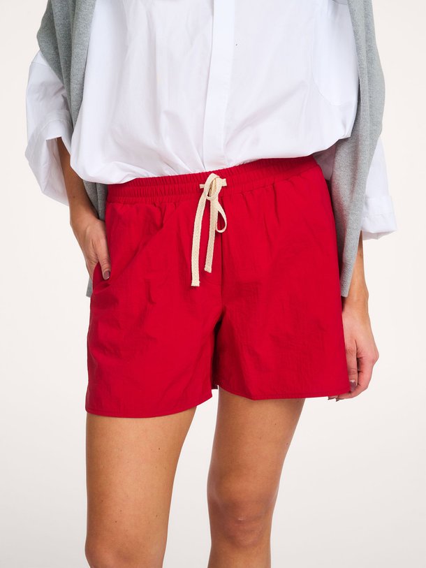 Ontdek de Lio geweven short van By-Bar in de kleur Rood bij Orangebag. Op werkdagen voor 21:45 besteld, morgen in huis.