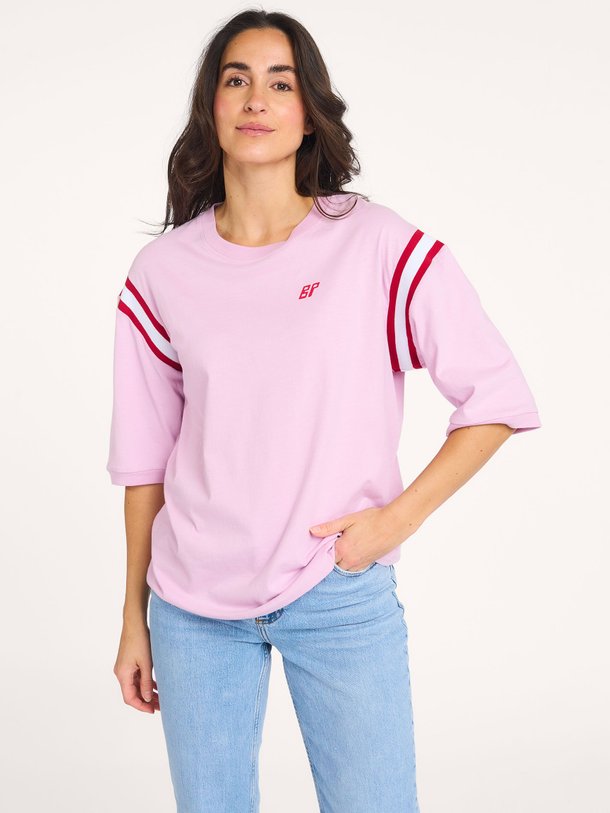 Ontdek de July organic cotton T-shirt van Baum und Pferdgarten in de kleur Lila bij Orangebag. Op werkdagen voor 21:45 besteld, morgen in huis.