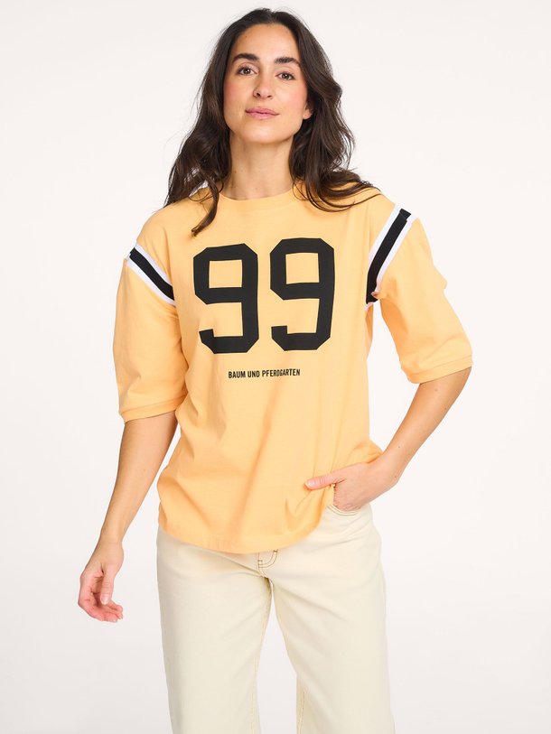 Ontdek de July organic cotton T-shirt van Baum und Pferdgarten in de kleur Oranje bij Orangebag. Op werkdagen voor 21:45 besteld, morgen in huis.