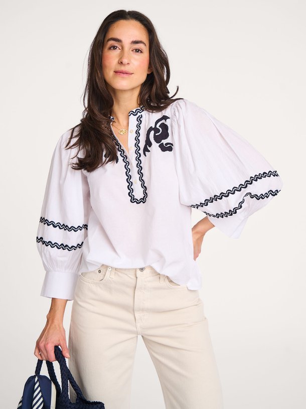 Ontdek de Dali katoenen top met borduursel van Antik Batik in de kleur wit bij Orangebag. Op werkdagen voor 21:45 besteld, morgen in huis.